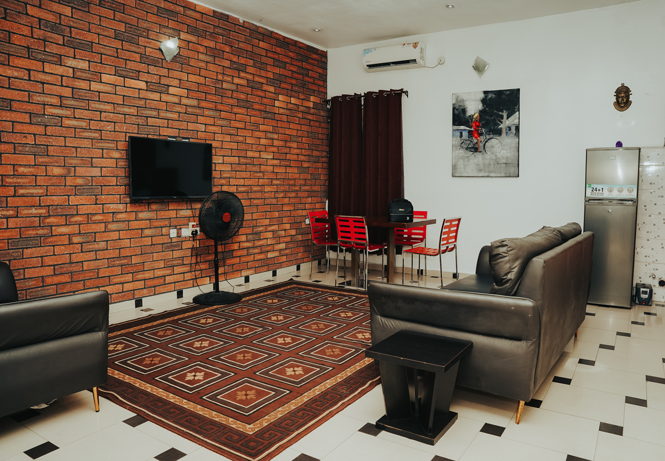 Brick-wall lounge with dining area