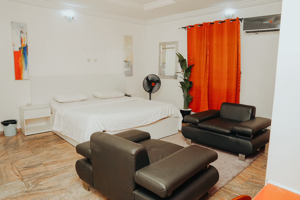 King bedroom with lounge seating